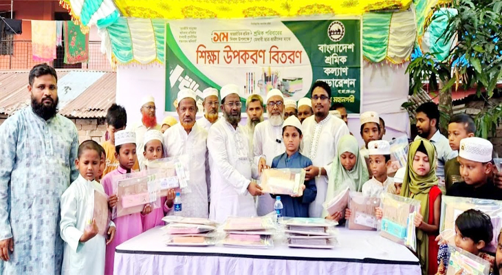 খুলনায় মেধাবী শিক্ষার্থীদের শিক্ষা উপকরণ বিতরণ