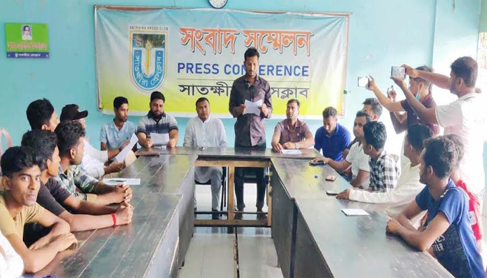 ‌দেবহাটা ছাত্রদল আহবায়ককে পুনর্বহালের দাবিতে সংবাদ সম্মেলন