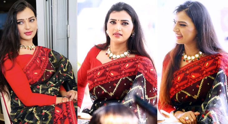 কানে বাঙালি সাজে বর্ষা