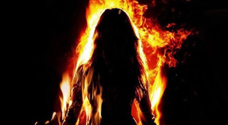 গাঁয়ে আগুন লাগিয়ে কলেজছাত্রীর আত্মহত্যার চেষ্টা