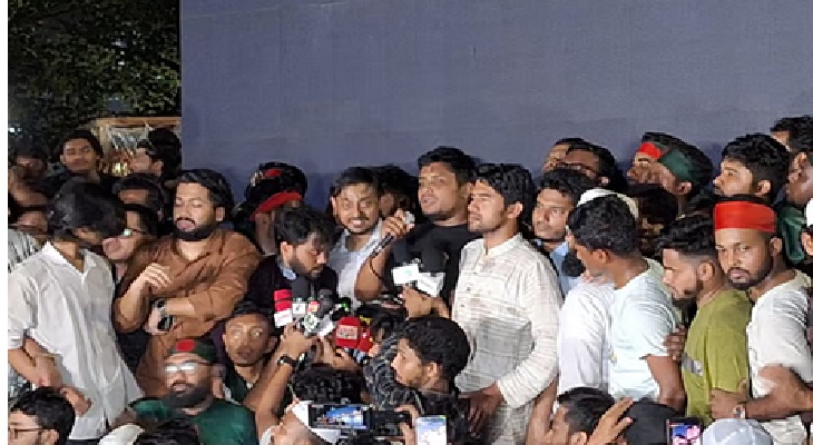 রাত সাড়ে তিনটায় শাহবাগে হাসনাত : কর্মসূচি সমাপ্তি ঘোষণা, কাল আনন্দ মিছিল
