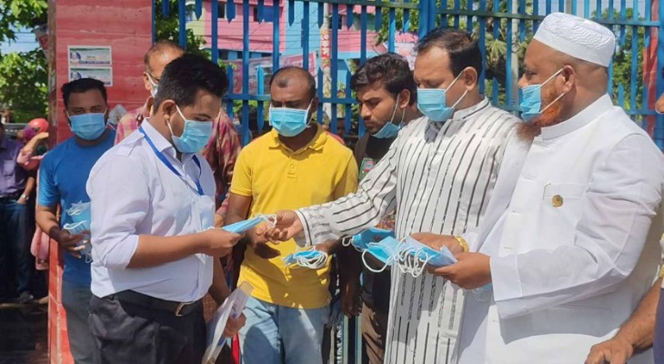 বাগেরহাটে এইচএসসি পরীক্ষা কেন্দ্রে মাস্ক বিতরণ