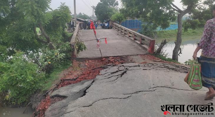 সাতক্ষীরায় এল্লারচর সেতুর অ্যাপ্রোচ রোড ধ্বসে পড়ায় দুর্ভোগে তিন উপজেলার জনপদ