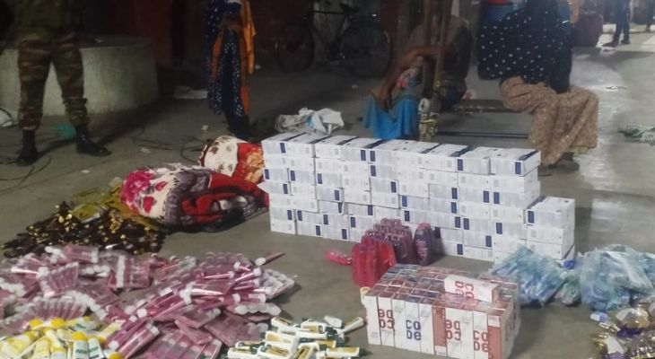 যশোর স্টেশনে সেনাবাহিনীর অভিযান, ভারতীয় কসমেটিকসহ আটক ৩