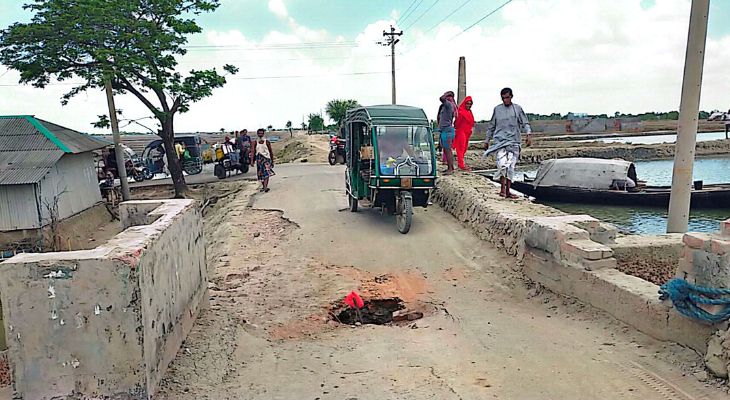 পাইকগাছা-সোলাদানা সড়ক : স্লুইচ গেটের মাঝখানে ভেঙ্গে যাওয়ায়  ঝুঁকিতে যান চলাচল