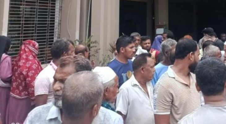 যশোরে খাজনা বৃদ্ধির প্রতিবাদে বাজার বন্ধ, ব্যবসায়ীদের পৌরসভা ঘেরাও