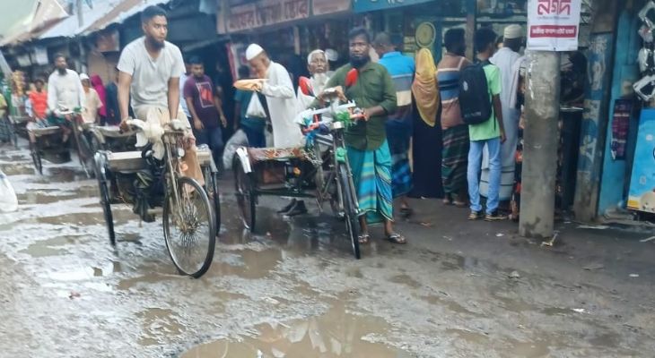 সামান্য বৃষ্টিতেই তেরখাদার অধিকাংশ বাজারে কাদা-পানিতে জনদুর্ভোগ চরমে