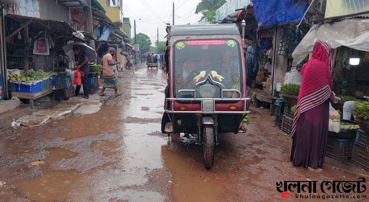 মোরেলগঞ্জ পৌরসভার রাস্তা খানাখন্দ চলাচলে দুর্ভোগ