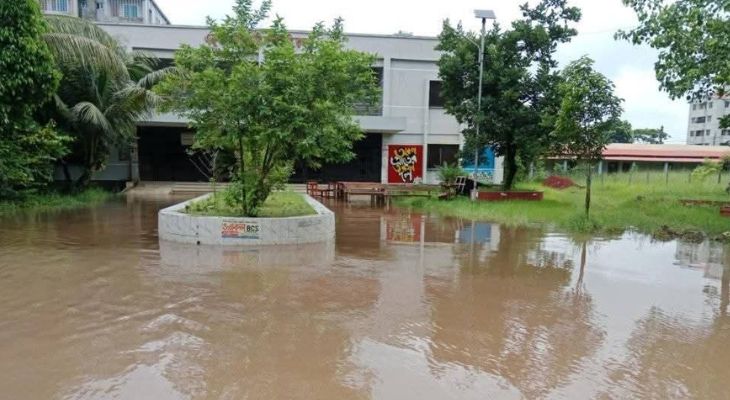 সামান্য বৃষ্টিতেই প্লাবিত হয় গোবিপ্রবির লাইব্রেরি চত্বর!