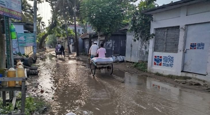 তেরখাদার কাটেঙ্গা-গাজিরহাট চৌরাস্তা মোড়ে জলাবদ্ধতায় ভোগান্তি চরমে