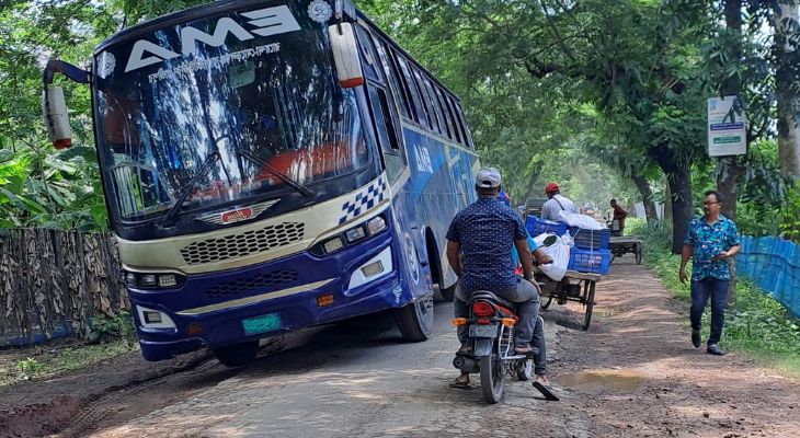 সাইনবোর্ড-শরণখোলা মহাসড়কের বেহাল দশা, ঘটছে ছোট-বড় দুর্ঘটনা