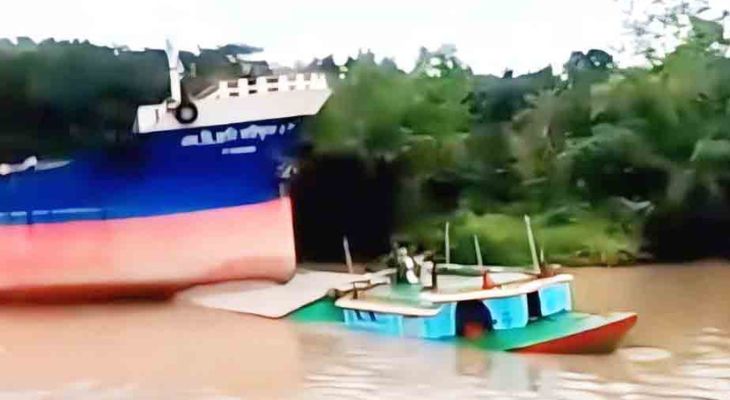 ভৈরব নদে কার্গোর সঙ্গে সংঘর্ষে বাল্কহেড ডুবি, নৌ চলাচল বন্ধ