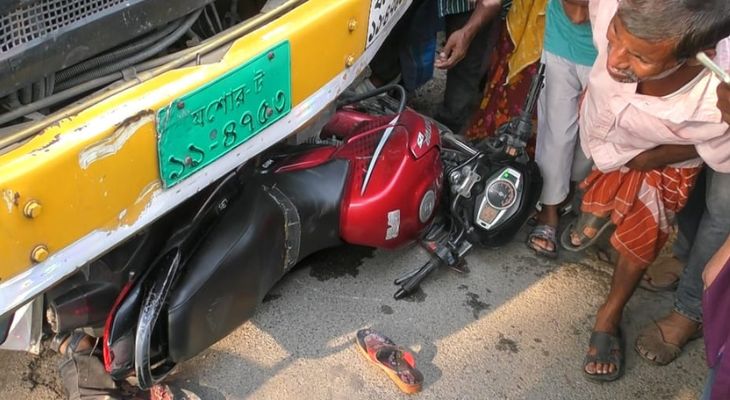 ঝিনাইদহে ট্রাক চাপায় স্ত্রী-সন্তানসহ মোটরসাইকেল চালক নিহত