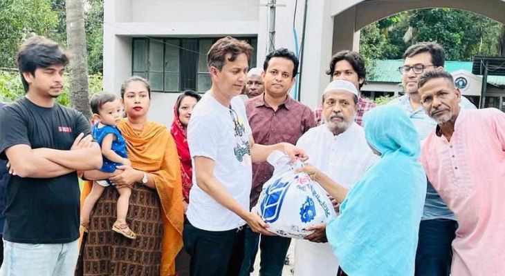 খুবি অ্যালামনাই অ্যাসোসিয়েশেনের ঈদ উপহার বিতরণ