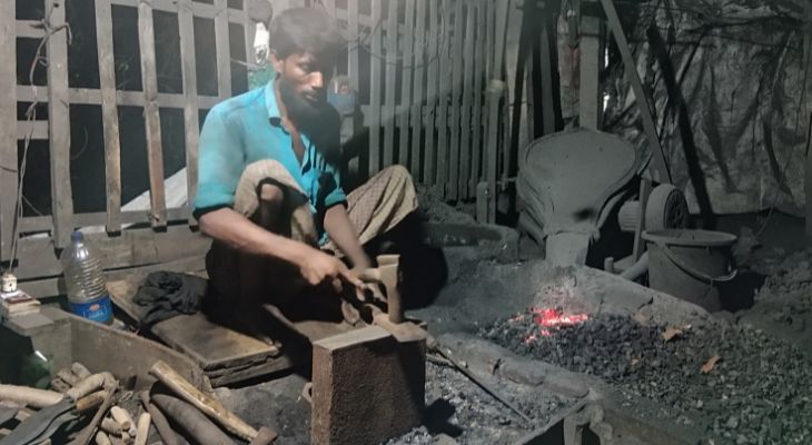 ঈদকে সামনে রেখে বেড়েছে কামারদের ব্যস্ততা
