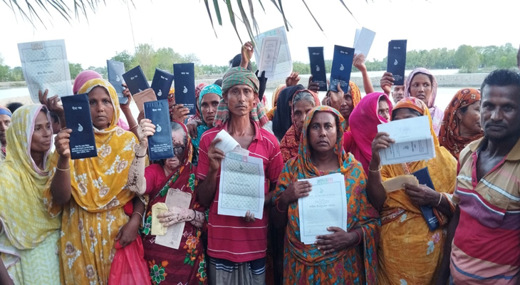 পাইকগাছায় বীমার টাকা আদায়ের দাবিতে গ্রাহকদের বিক্ষোভ মিছিল