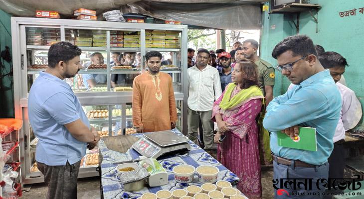 শ্যামনগরে অস্বাস্থ্যকর পরিবেশে মিষ্টি তৈরি, ২ দোকানিকে ৪০ হাজার টাকা জরিমানা