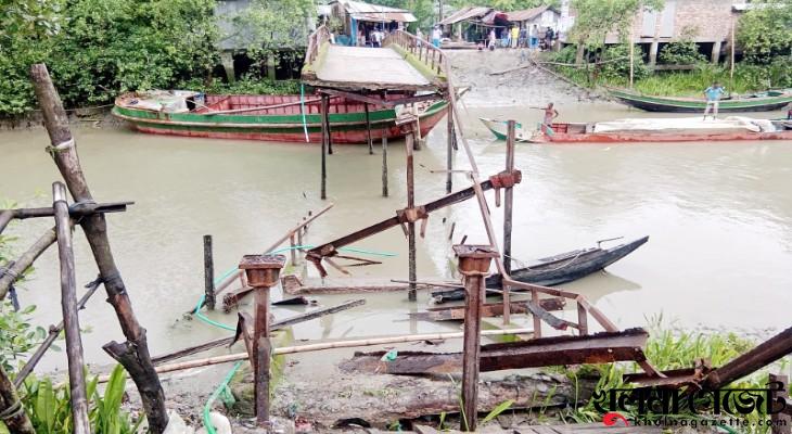 মোরেলগঞ্জে সেতু ভেঙ্গে খালে, সবজি ব্যবসায়ী নিহত