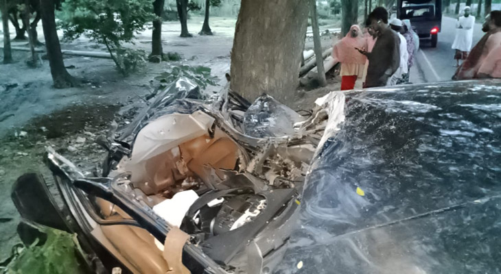 যশোরে প্রাইভেটকার নিয়ন্ত্রণ হারিয়ে গাছের সাথে ধাক্কা, নিহত ২