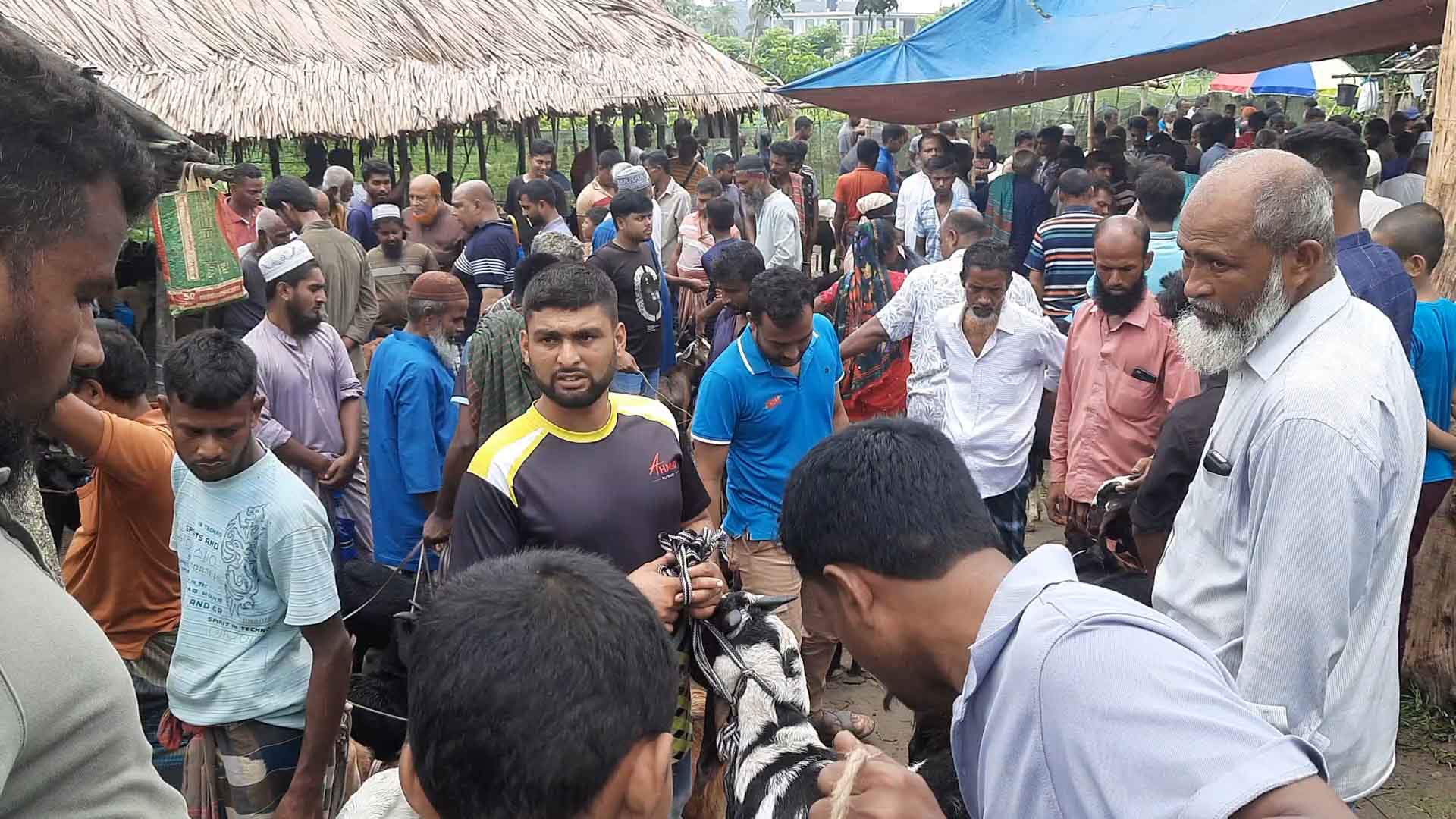 বাগেরহাটে পশুর হাটে অতিরিক্ত খাজনা আদায় করায় জরিমানা