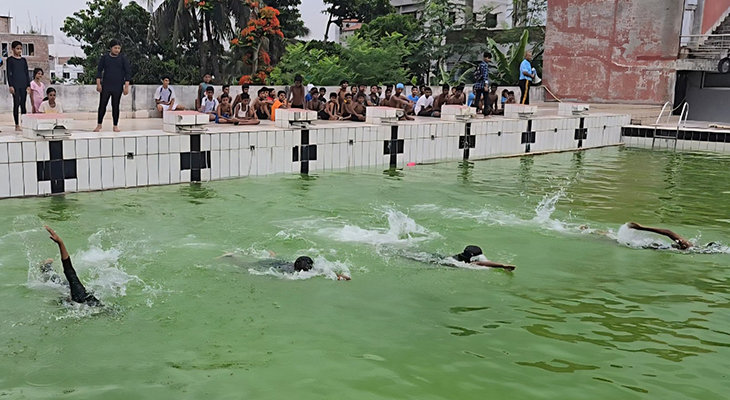 খুলনায় ইয়েস কার্ড পেল ৪৪ জন সেরা সাতারু