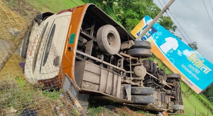 বাস-কাভার্ডভ্যানের সংঘর্ষে বাবা-ছেলেসহ নিহত ৩