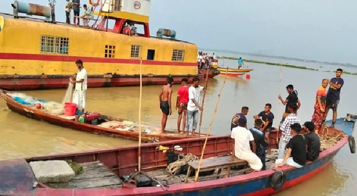 ফেরি থেকে ছিটকে নদীতে অটো রিকসা, দুই জনের লাশ উদ্ধার