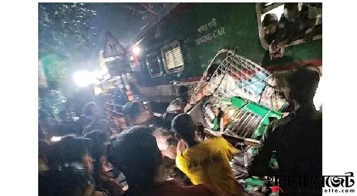 চট্টগ্রামে কালুরঘাট সেতুতে ট্রেন-গাড়ি সংঘর্ষে নিহত ৩