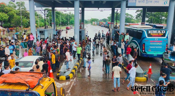 এবার রূপসা সেতুর টোল প্লাজা অবরোধ দু’পাড়ে আটকে আছে শত শত যানবাহন