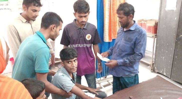 নড়াইলে কুকুরের কামড়ে শিশুসহ আহত ১০