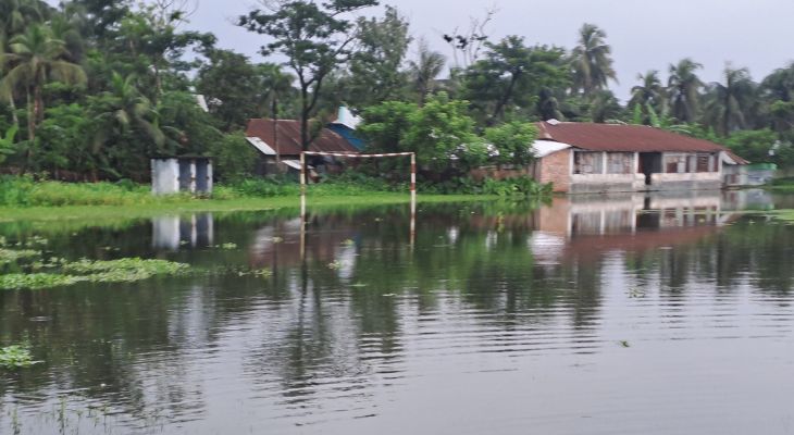 পানি নিষ্কাশনের ব্যবস্থা না থাকায় দুর্ভোগে হাজার পরিবার, জলাবদ্ধ খেলার মাঠ