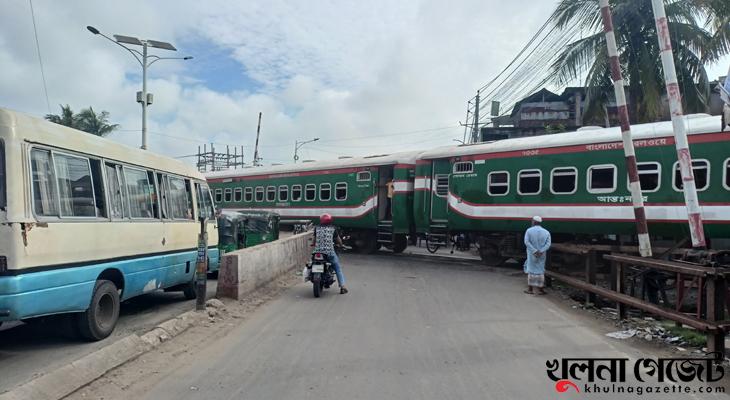 সাড়ে চার বছরেও আলোর মুখ দেখেনি ফুলবাড়িগেট রেলক্রসিংয়ে ওভারপাস নির্মাণ প্রকল্প