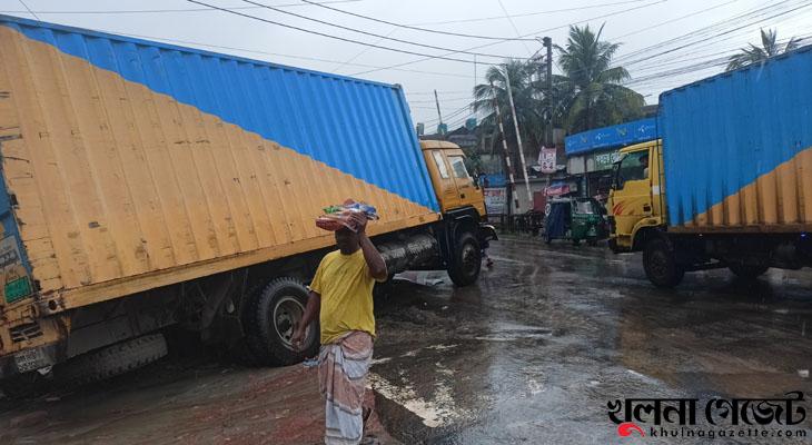 সড়কের মাঝে ডেবে গেছে কাভার্ড ভ্যানের চাকা, যান চলাচল বিঘ্নিত