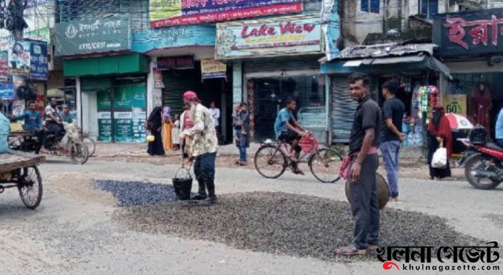 এনসিপির কেন্দ্রীয় নেতারা সাতক্ষীরায় আসছেন তাই, তড়িঘড়ি করে সড়ক সংস্কার করছে সওজ