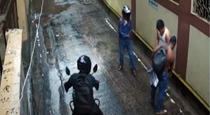 শ্যামলীতে ছিনতাই; খুলে নিয়ে গেল জামা-জুতাও