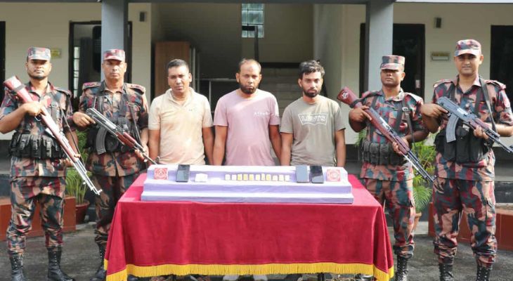 যশোরের দুই কোটি টাকার সোনাসহ তিনজন আটক