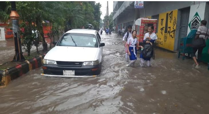 যশোরে তুমুল বৃষ্টিতে জলাবদ্ধতায় নাকাল জনজীবন