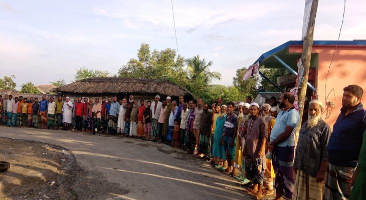কয়রায় ভাগবা বিলের পানি নিষ্কাশনের দাবিতে মানববন্ধন