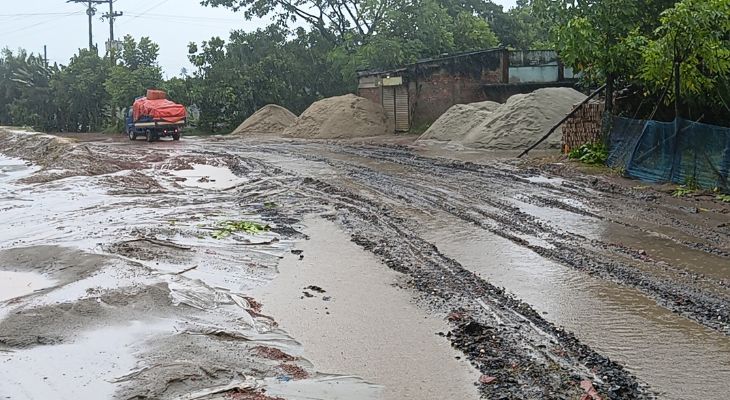 খুলনা-পাইকগাছা প্রধান সড়কের তালা উপ-শহরের বেহাল দশা, জনভোগান্তি চরমে