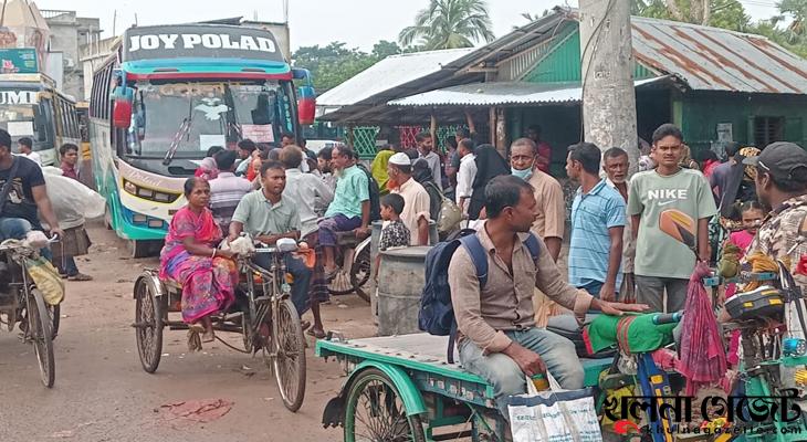 ঘোষণা ছাড়াই পাইকগাছা-খুলনা সড়কে গাড়ি চলাচল বন্ধ, ভোগান্তি চরমে