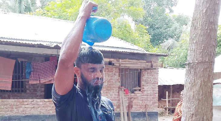 দুধ দিয়ে গোসল করে রাজনীতি ছাড়লেন ছাত্রলীগ নেতা
