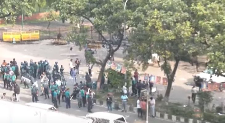 সচিবালয়ের সামনে শিক্ষার্থী-আইনশৃঙ্খলা বাহিনীর পাল্টাপাল্টি ধাওয়া