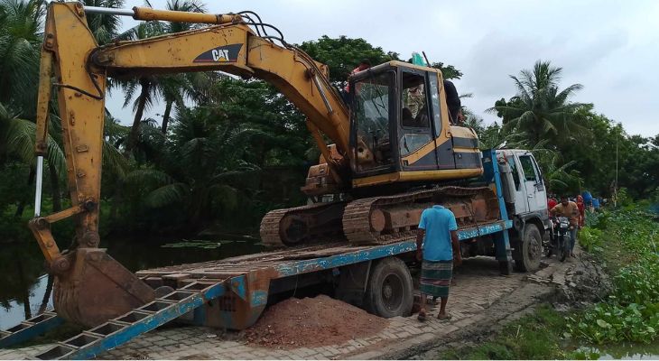 পাটকেলঘাটায় স্কেভেটরবাহী ট্রাক আটকে ১০ গ্রামের মানুষের ৯ দিনের দুর্ভোগ