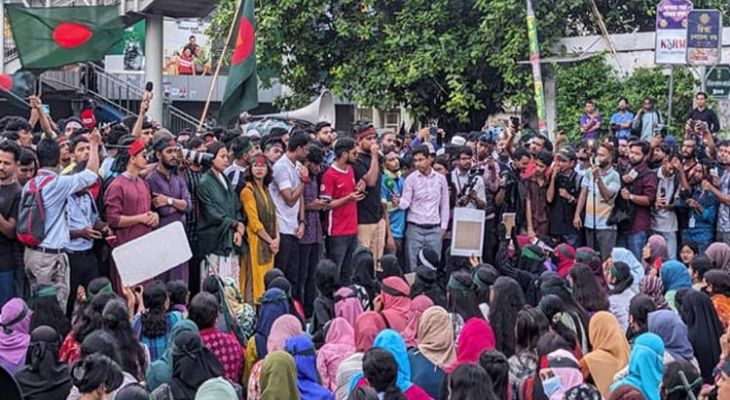 ৩০ জুলাই : ‘মার্চ ফর জাস্টিস’ কর্মসূচি ঘোষণা, চোখে মু‌খে লাল কাপড় বেঁধে প্রতিবাদ