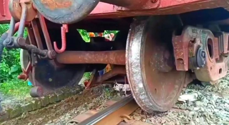 খুলনার সঙ্গে সারা দেশের ট্রেন যোগাযোগ বন্ধ