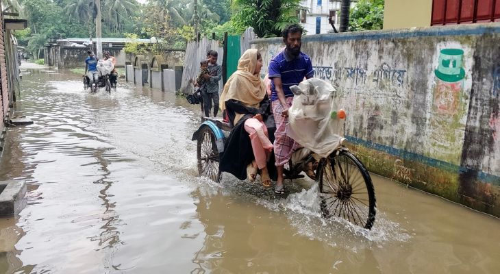 মোরেলগঞ্জে টানা বৃষ্টিতে পানিবন্দী ২ হাজার পরিবার