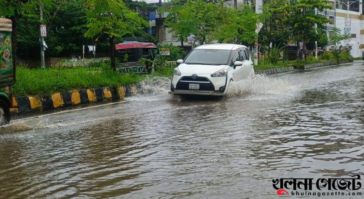 টানা বৃষ্টিতে বিপর্যস্ত খুলনার জনজীবন