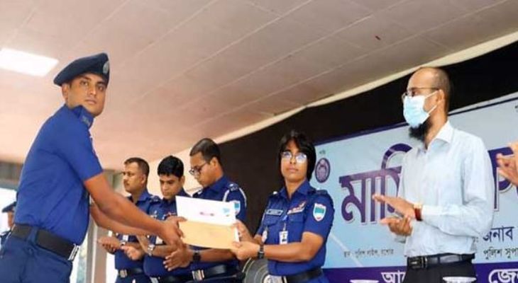 পুরস্কৃত হলেন কনস্টেবল সোহেল