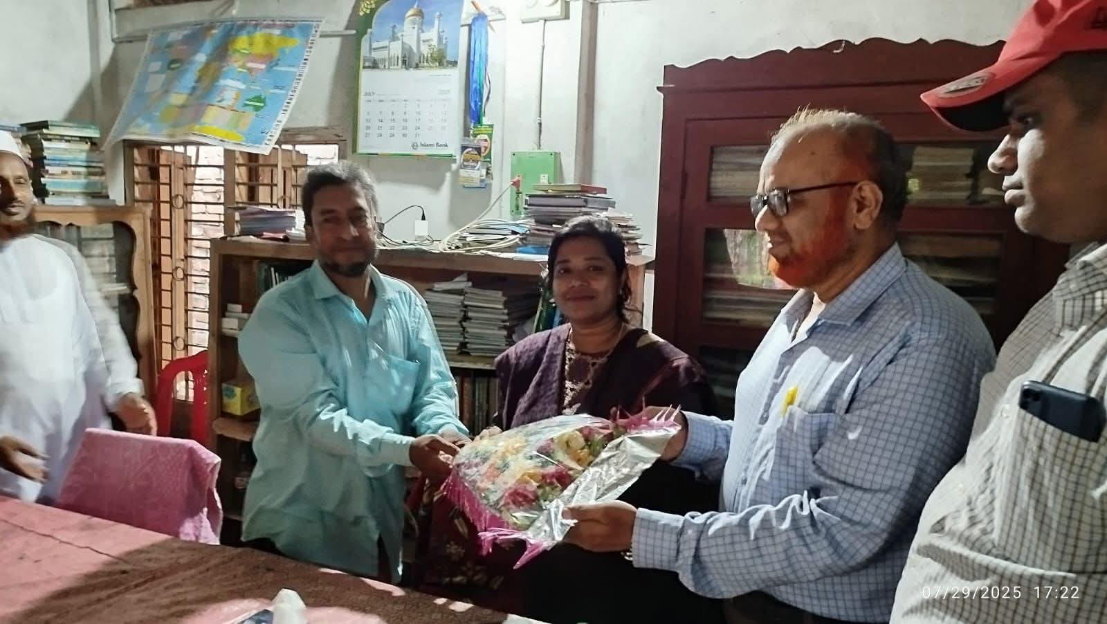 খান নাজমুল হক পাবলিক লাইব্রেরী পরিদর্শন করলেন তালা’র ইউএনও