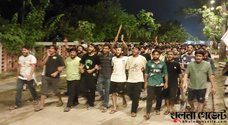 মিটফোর্ডে ব্যবসায়ী হত্যা : খুলনা বিশ্ববিদ্যালয়ে শিক্ষার্থীদের গভীর রাতে বিক্ষোভ